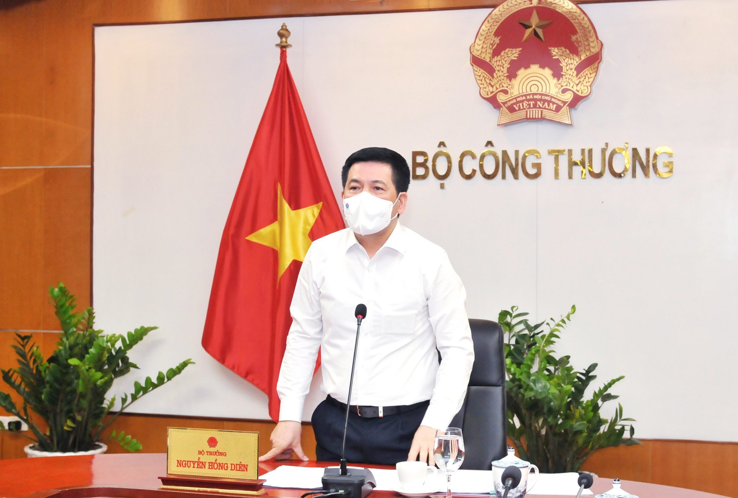 Bộ trưởng Nguyễn Hồng Diên tại cuộc họp